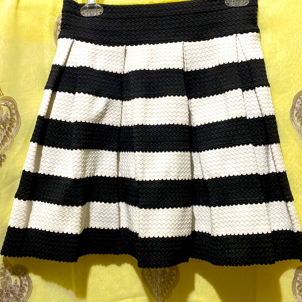 SUGARLIPS BLACK/WHITE LARGE STRIPE MINI SKIRT SZ M